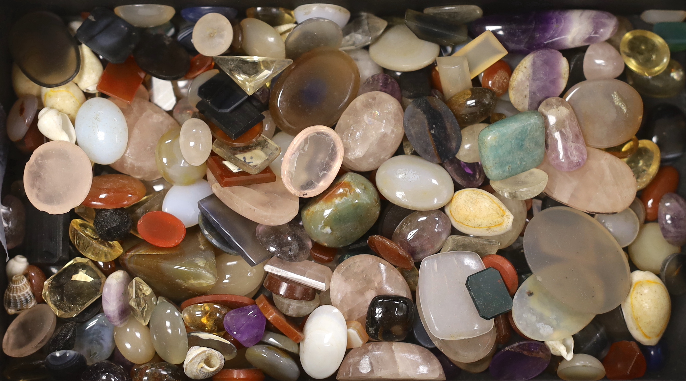A small collection of unmounted agates etc, including cabochons.